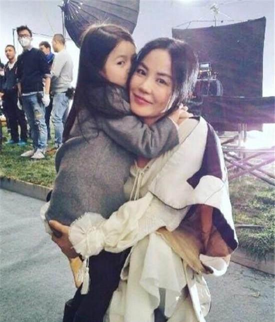 天后王菲也是“宠女狂魔”！原来看似不食人间烟火的歌坛天后，在女儿面前，也得一秒化
