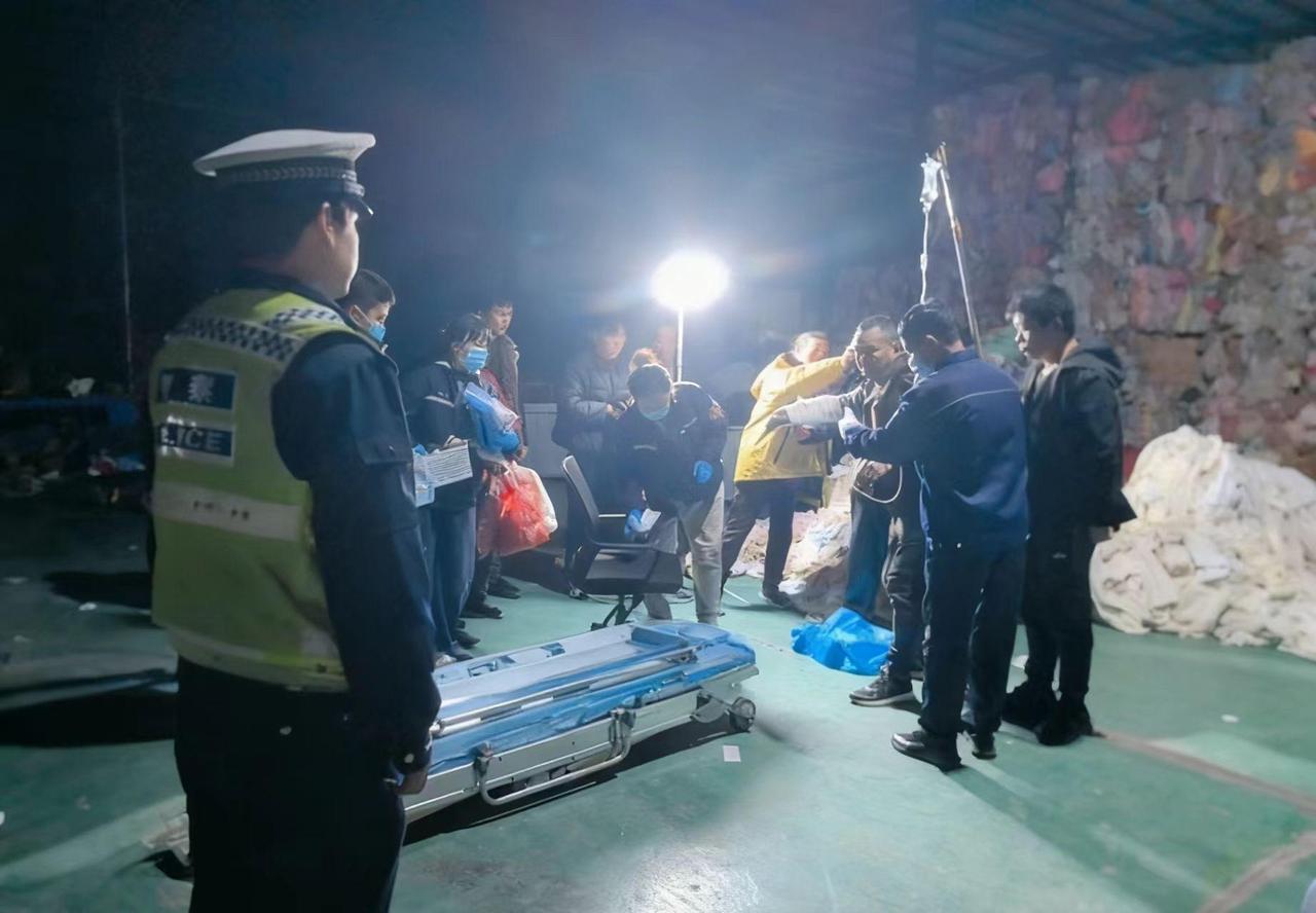 警医联动，极速救助受伤工友
11月10日20时30分，西咸交管大队执勤一中队接到