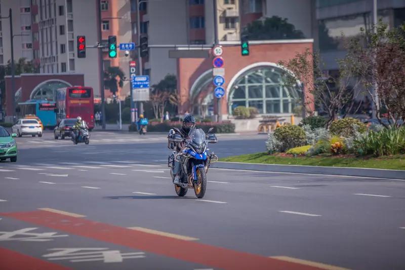 现在，我当然还骑摩托车！曾经摩托车在很多地方被“一禁了之”，不少人觉得它吵、乱、