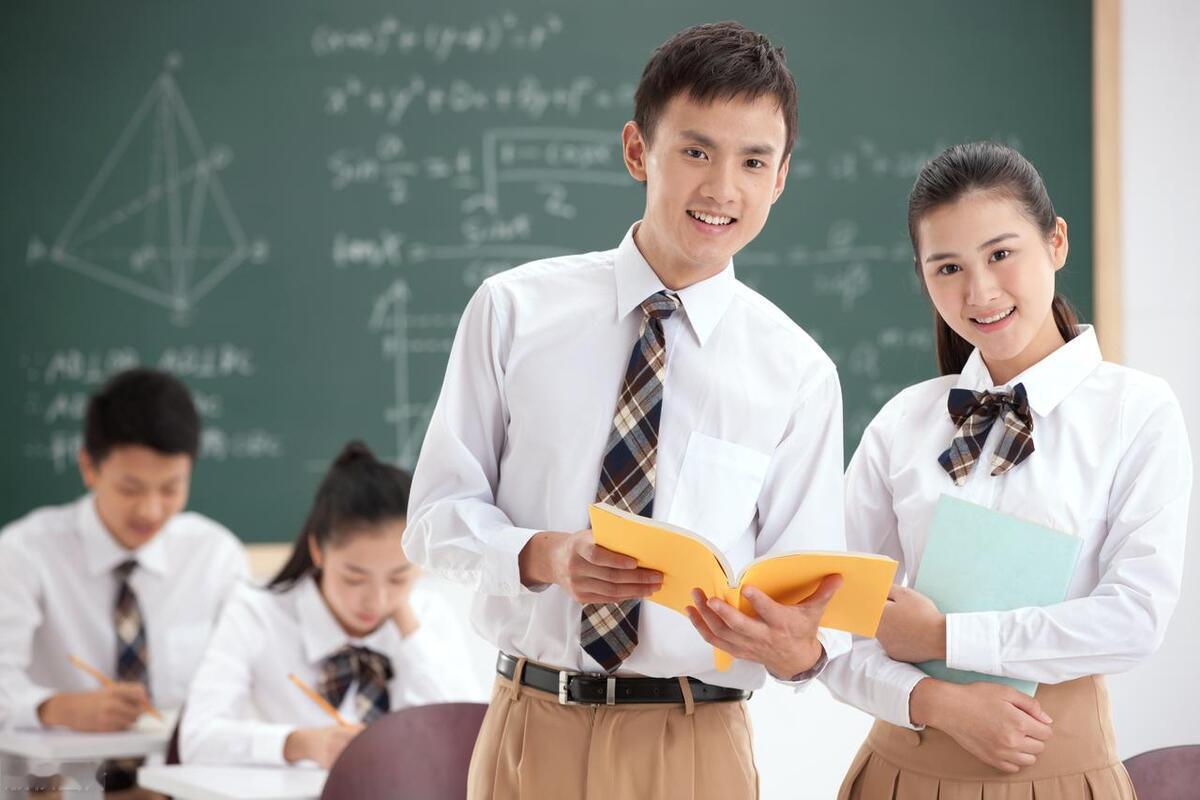 一个伟大的教育家该是什么样子?
伟大的教育家坚守爱孩子的信仰，汹涌着悲悯，用怜悯