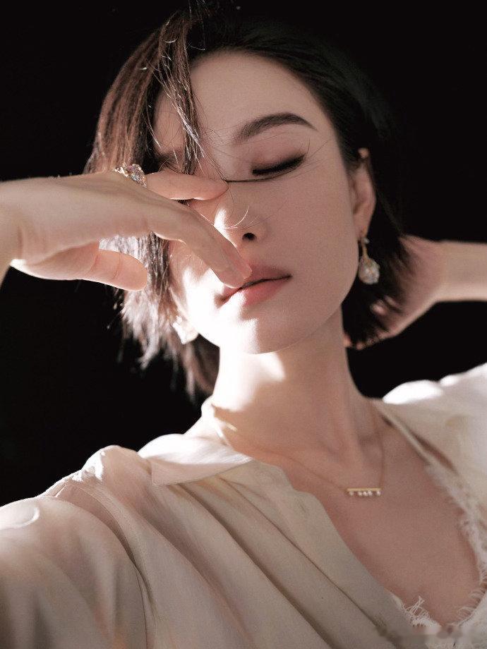 索菲亚全球品牌代言人倪妮 倪妮今日一身白衣太绝了！她把居家松弛感穿在身上，从容通