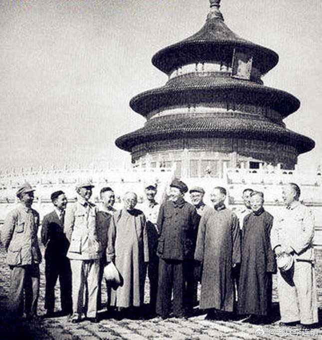 今天是毛主席逝世49周年纪念日开国大典前毛主席曾在天坛前留影今天是中国共产党、中