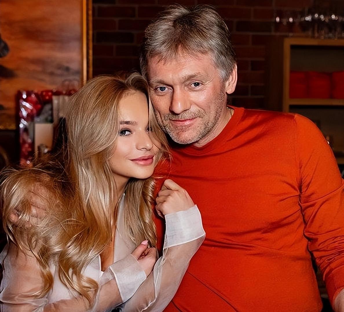 普京新闻官当众热吻送玫瑰！政治大佬秀恩爱，你怎么看？

开头：普京的新闻秘书刚刚