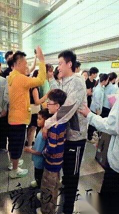 国乒这趟接机，阵仗有点不一样。
训练馆里，小队员“凉皮”刚挥完一板，教练的指令就