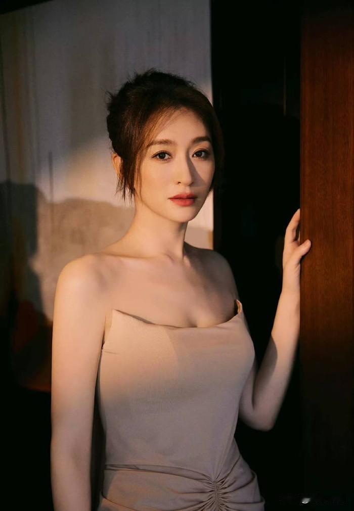 50岁李小冉浪姐舞台凡尔赛发言，狂吃碳水还狂瘦，网友：气人！
 
近日，《乘风2