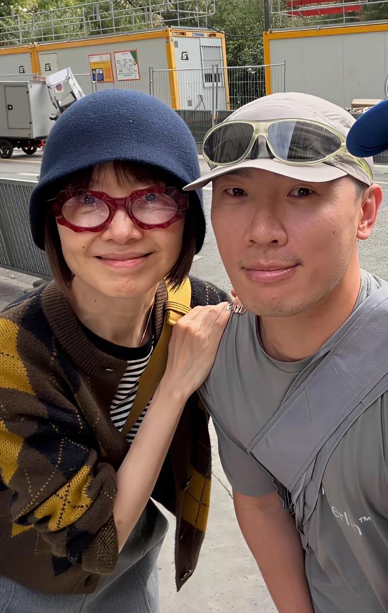 有网友在巴黎街头偶遇陈鲁豫合影，

一开始看路人拍的图还以为她穿的是黄色菱格纹开