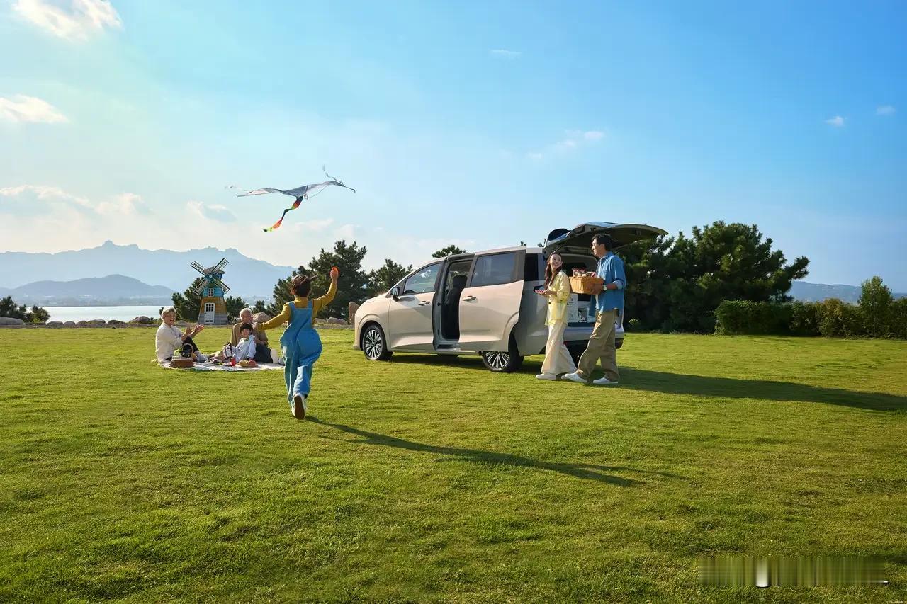 五菱汽车作为国产汽车中的佼佼者，车型多、用途广泛，能帮助用户创业，也是日常出行的