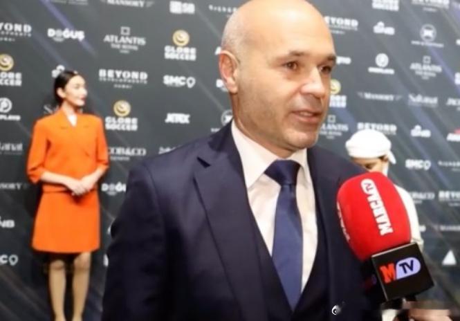 在环足奖颁奖典礼，巴萨传奇伊涅斯塔负责为亚马尔颁发西甲最佳U23球员奖项。期间，