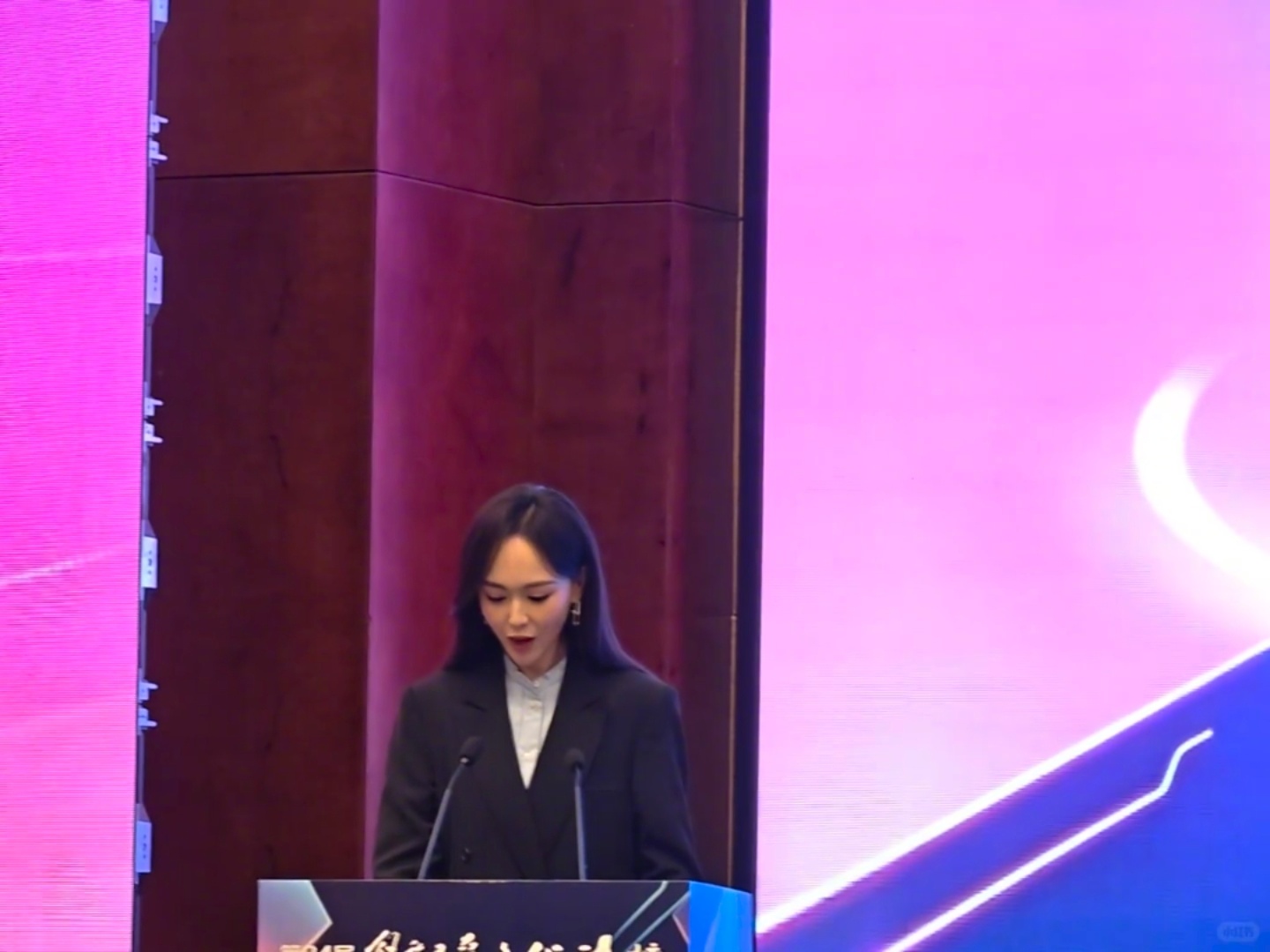 好久不见的唐嫣参加解放日报文化讲坛，高挑的美糖很适合简单又大气黑西装[不愧是你]