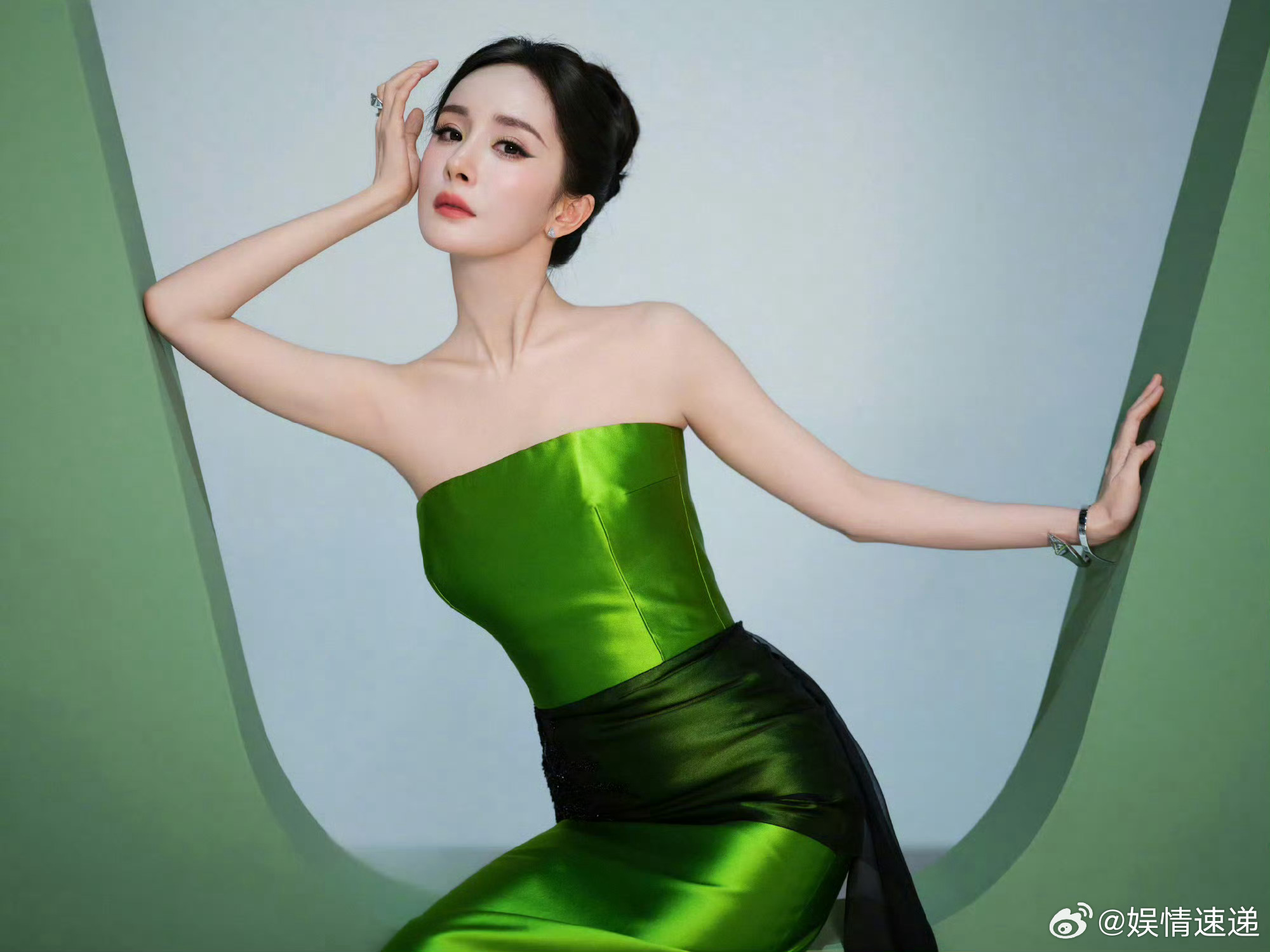 杨幂翠色定制礼服杨幂瓷美人杨幂瓷美人真好看 