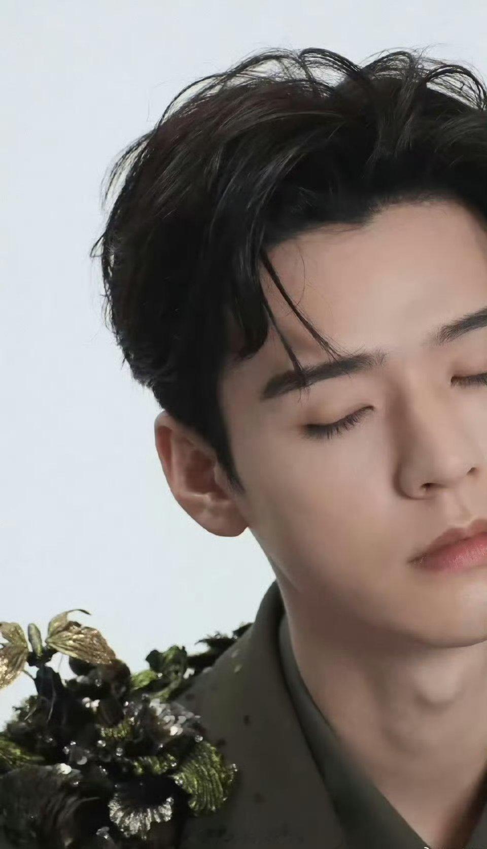 龚俊 VOGUE 活动造型预告来袭，快来一同欣赏，感受他独特的时尚魅力。 ​​​