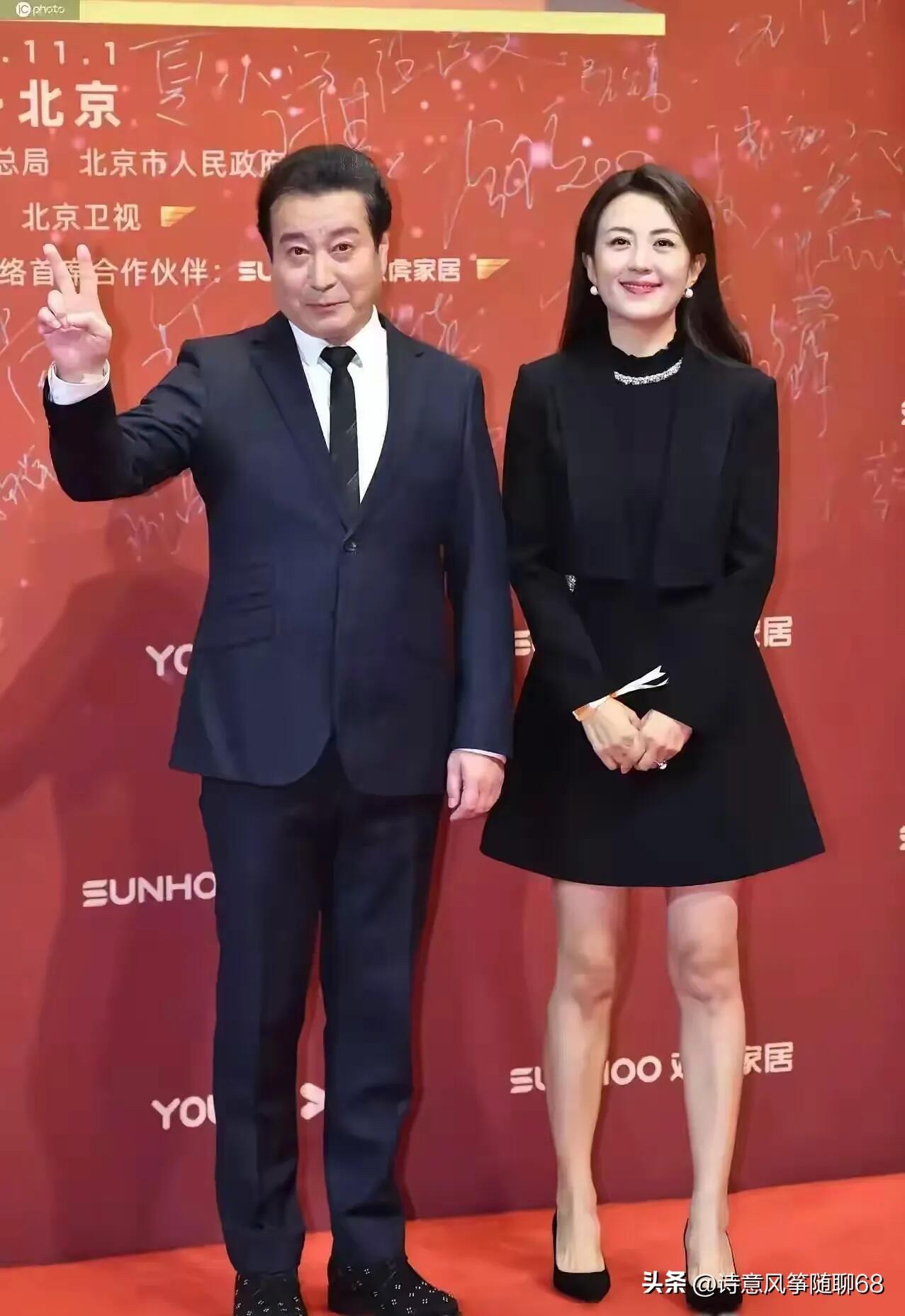 女的我一眼就认出来了她是杨童舒，本人又高又瘦，又白又美又年轻，穿着西装套装的衣服
