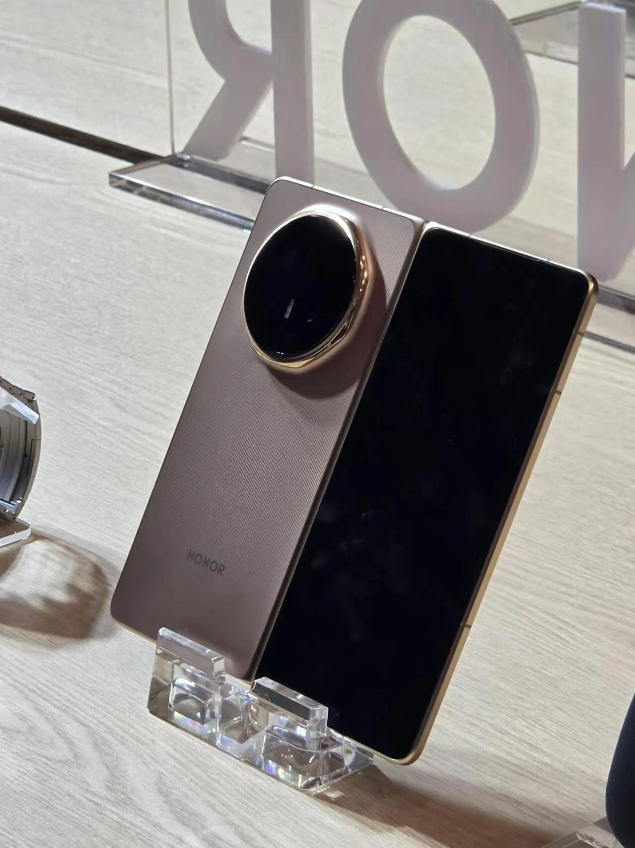 荣耀Magic V6折叠屏8999起荣耀Magic V6折叠屏价格没涨8999起