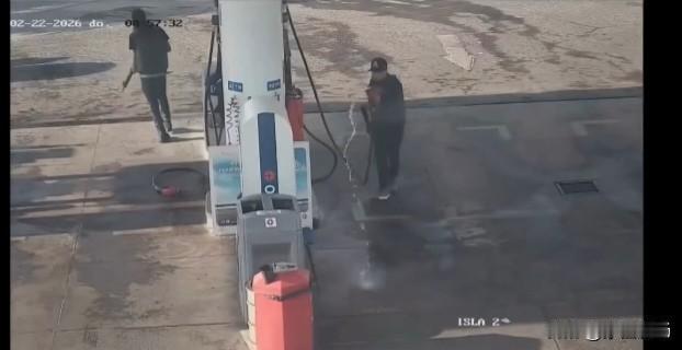 墨西哥毒贩在加油站纵火。
      2月22日，墨西哥“哈利斯科州新生代”贩毒