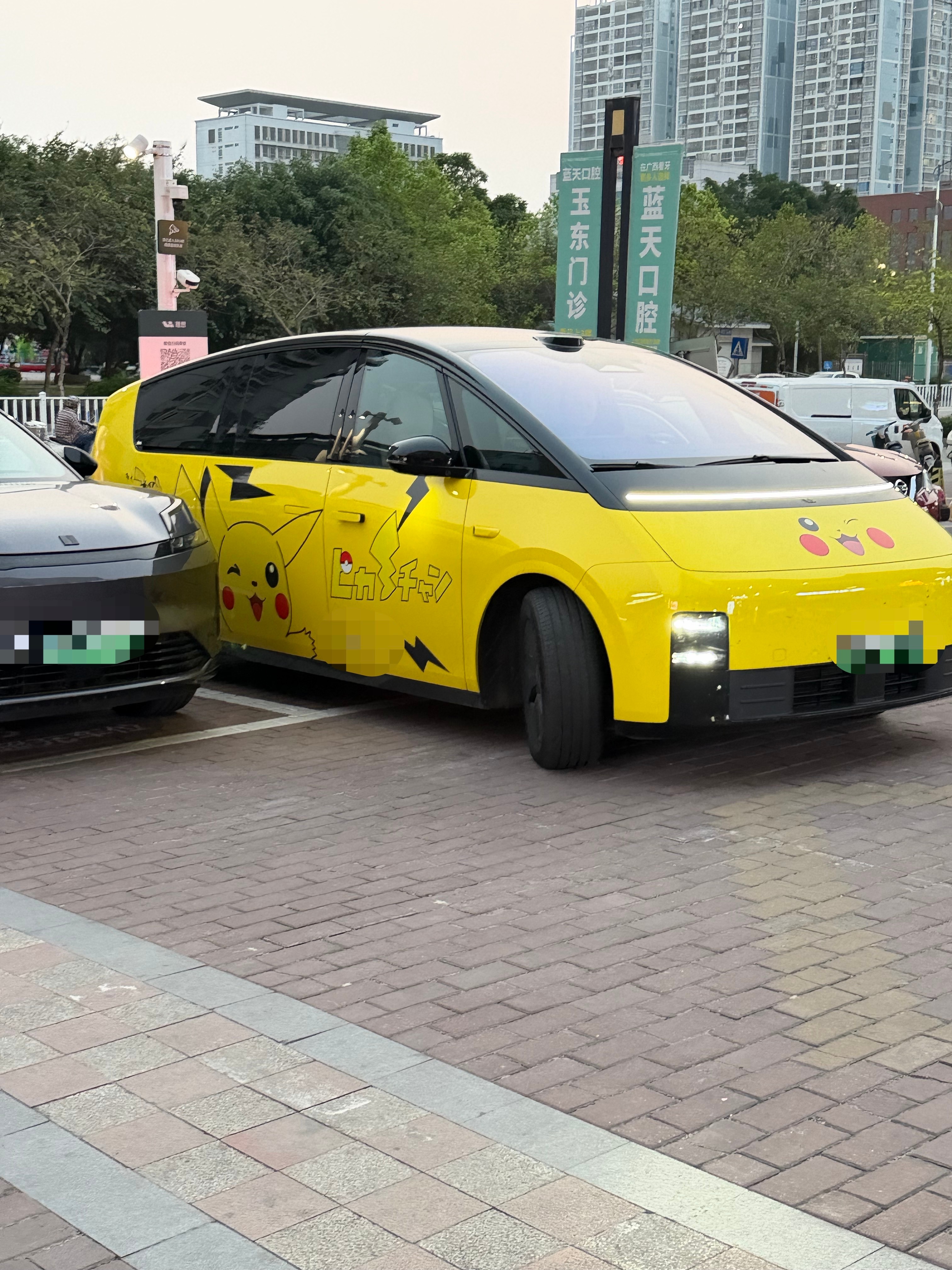 还是有点过于松弛了，吓我一跳充电站偶遇一台很可爱的 MEGA霸天i6生活