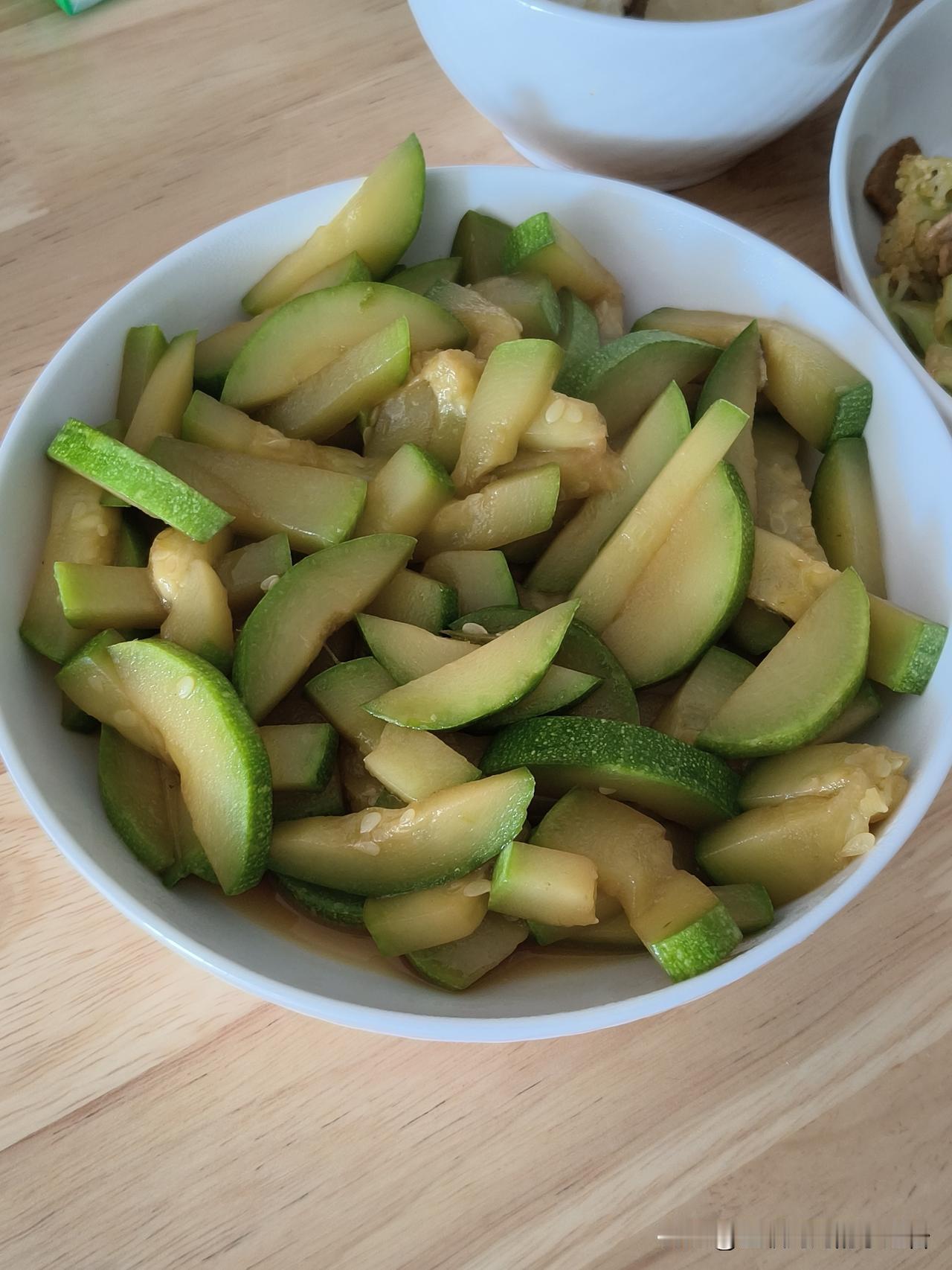 最近在外面带娃户外活动，总会有宝妈问我，为什么看不见我买奶茶喝。

每一次我都真