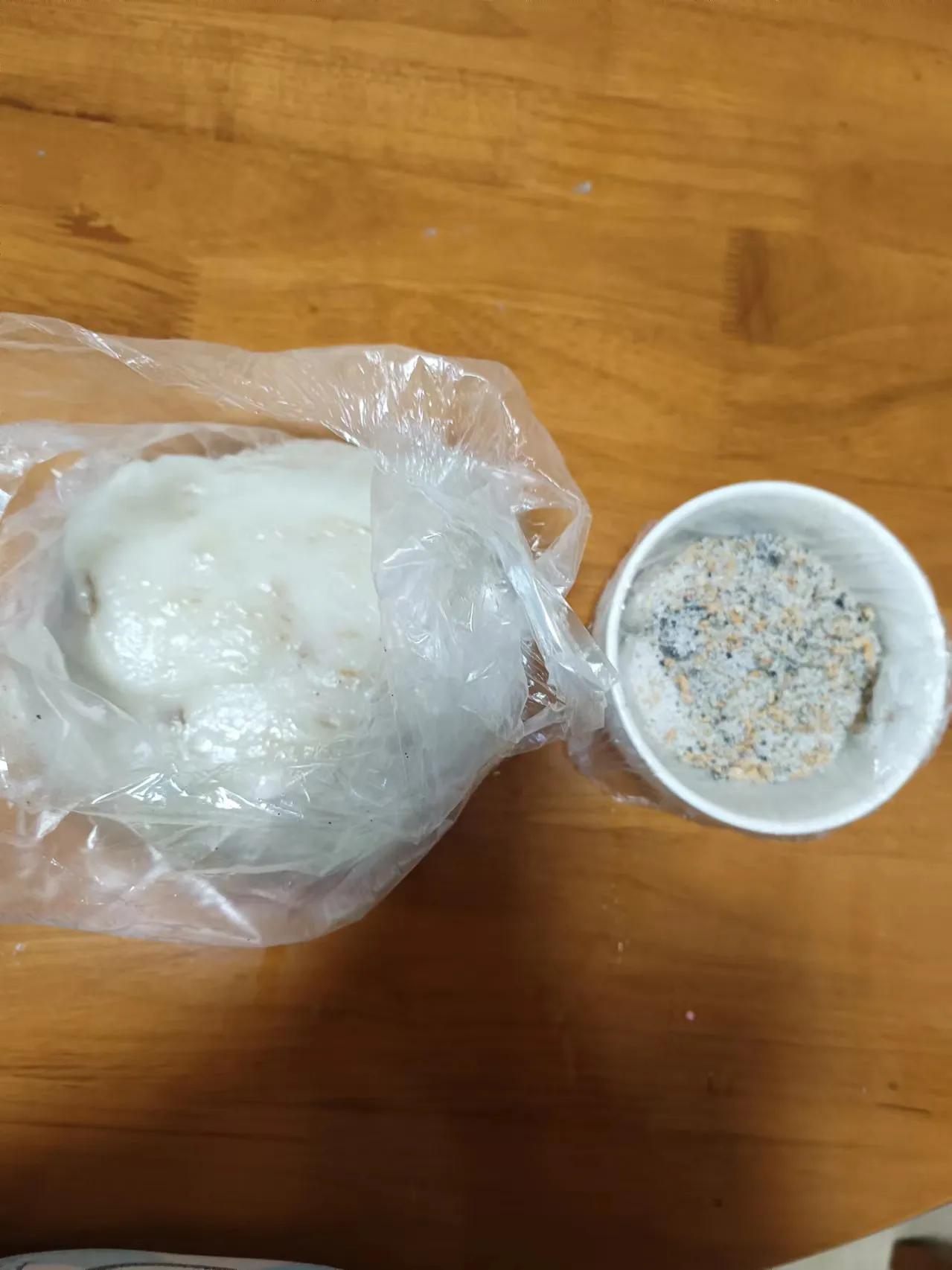 老家的小吃胶罗钱，吃过一次就不再想吃了，太腻太甜了。