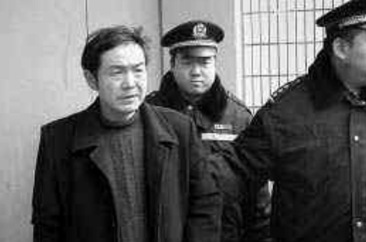 1998年儿子被伤害致死，凶手却逍遥法外，父亲出家两年还俗，在仇人家门口引爆炸弹