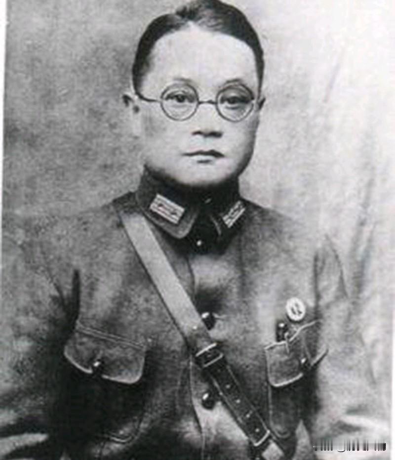 潘文华，国民党陆军二级上将，字仲三，外号潘鹞子，四川仁寿人，1886年生，195