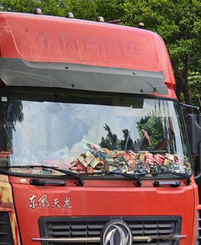 看到了一个大货车，这前档的东西就有点壮观了[笑cry] ​​​
