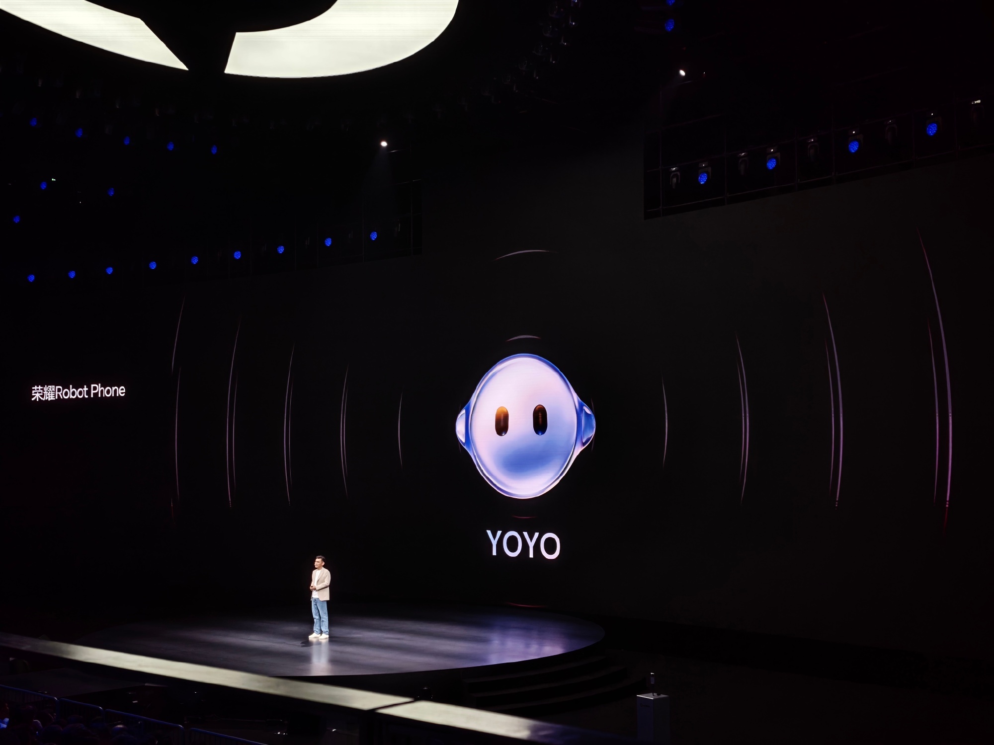 荣耀RobotPhone 搭载YOYO Pro。 