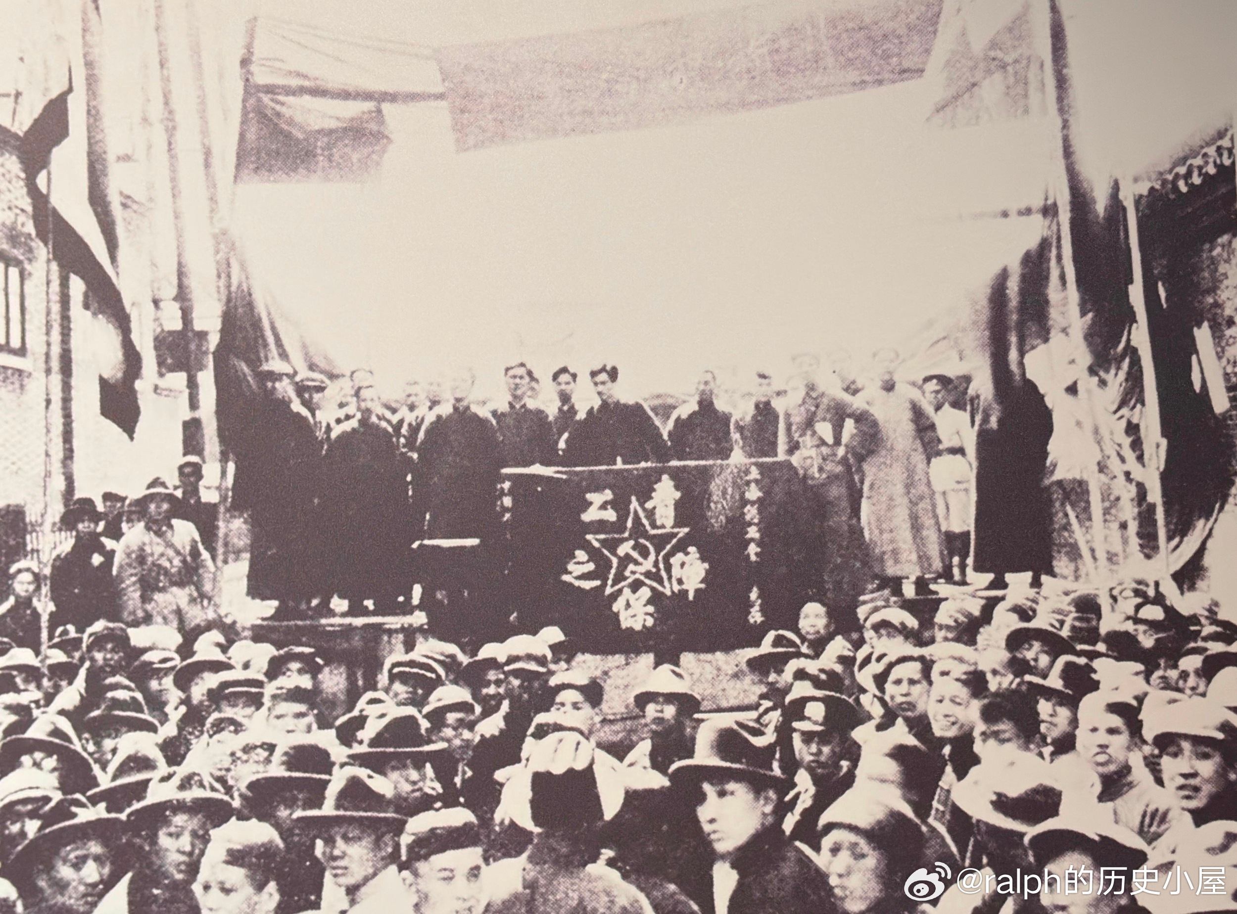 1927年3月22日上海工人第三次武装起义胜利后，上海总工会组织了2700人的工