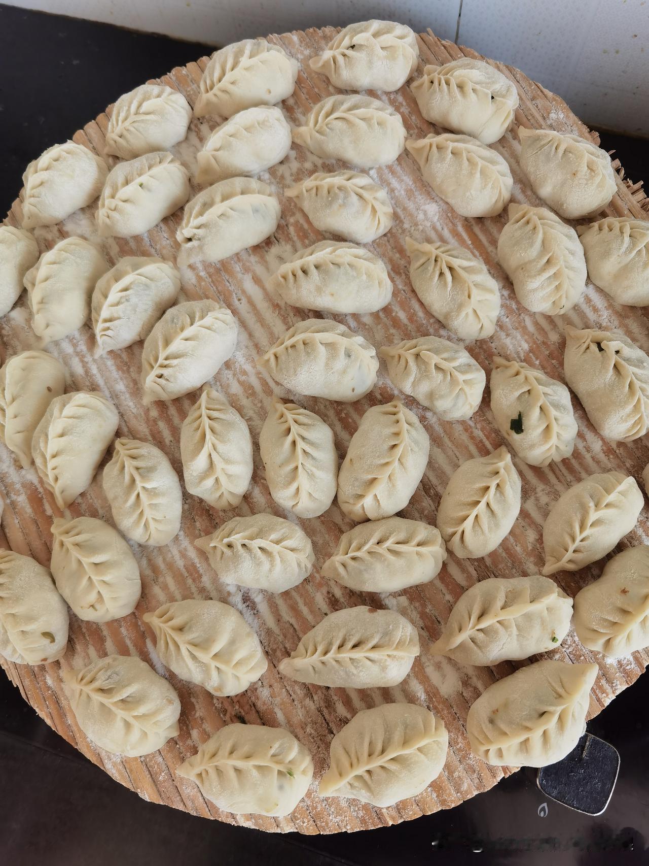 今天苏州又降温了，下班懒得炒菜，干脆包饺子吃。
 
买的现成饺子皮，馅料是白菜猪