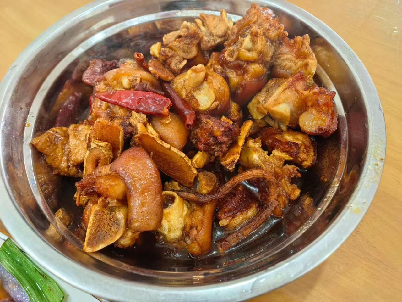 香浓酱油红烧猪蹄，美味诱人，一口满足。