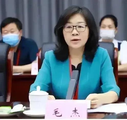 绝不允许补课，罕见。这次中秋国庆长假，教育大省河南规定: 高中放假8天。而像江苏