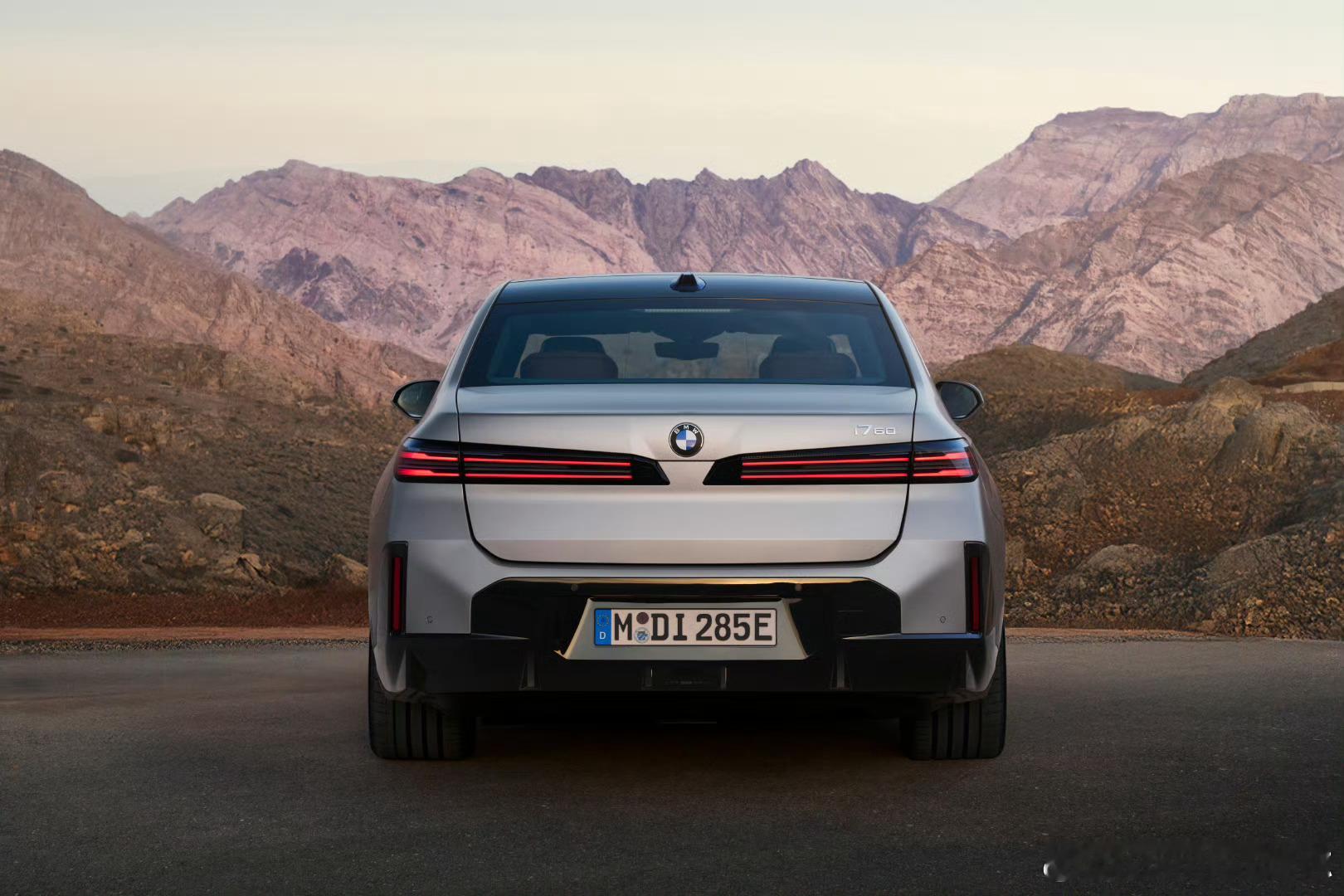 宝马新7系的尾灯，怎么朝着腾势“贯穿但没完全贯穿”的方向发展了宝马7系汽车设计大