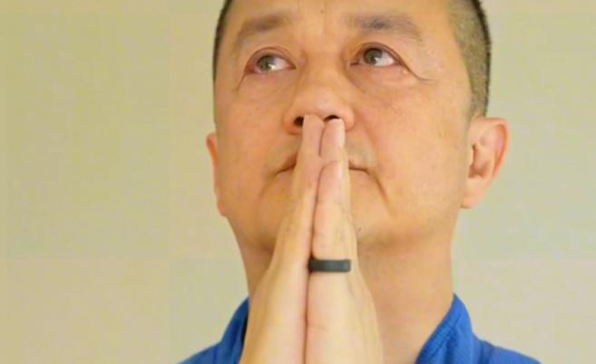 李亚鹏这个人，过去十几年在互联网上的形象基本就一个字：赔。网上那句“干啥啥不行”