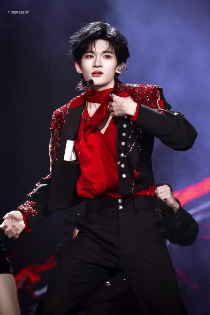 余宇涵年会中了一等奖余宇涵年会锦鲤附体！随手一抽直接喜提一等奖，欧气爆棚让队友都