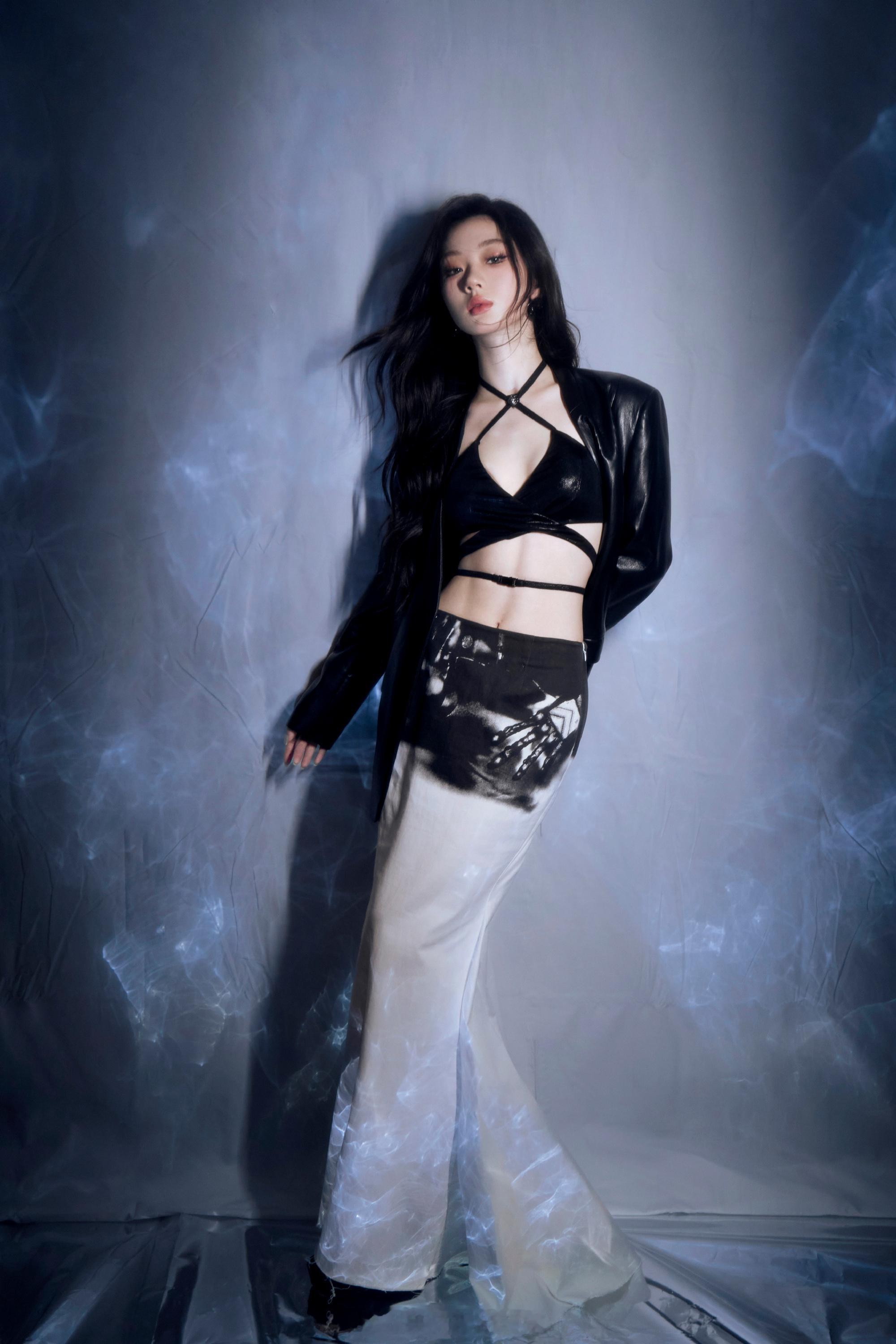 单依纯黑色造型 