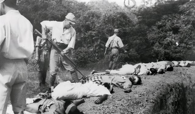 在新加坡战役结束后，投降的英军士兵在还没有上交武器进入战俘营前，日军彬彬有礼非常