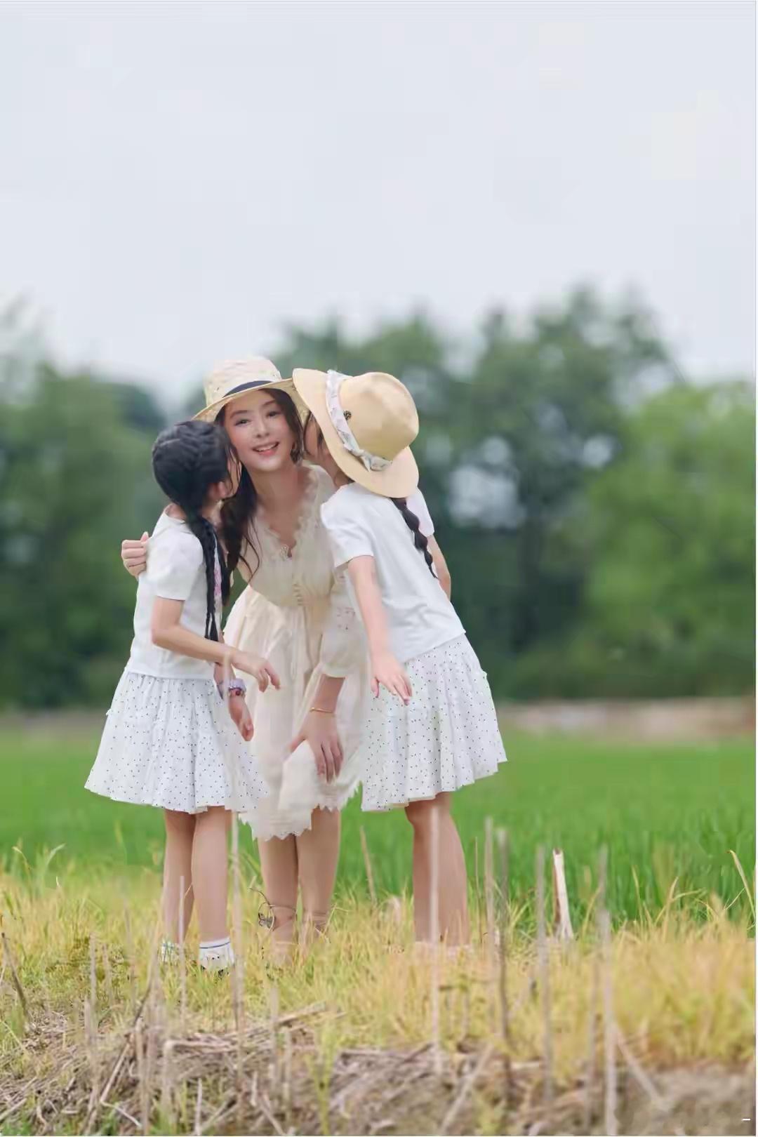方媛和俩女儿在老家田间拍写真，母女三人互动有爱，画面好唯美 