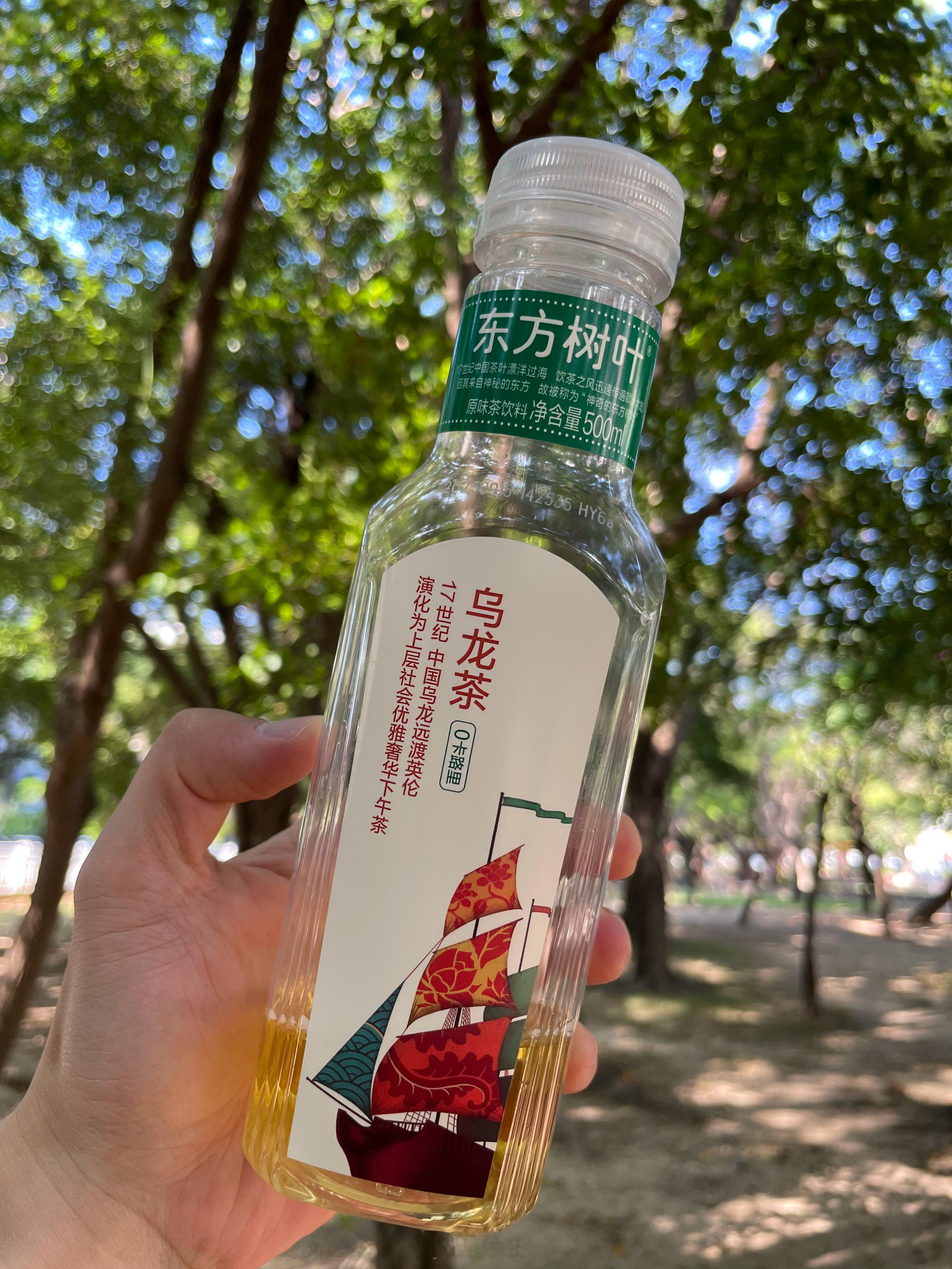 好久没喝东方树叶了，买了一瓶喝了起来，就刷到一个好看的小姐姐和大彬子一样在喝同款