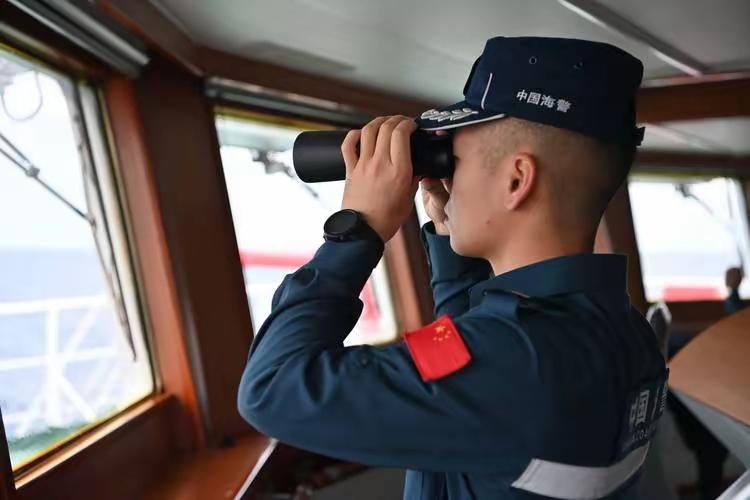 中国海警局新闻发言人姜略表示，8月1日，中国海警位黄岩岛附近海域组织维权执法管控