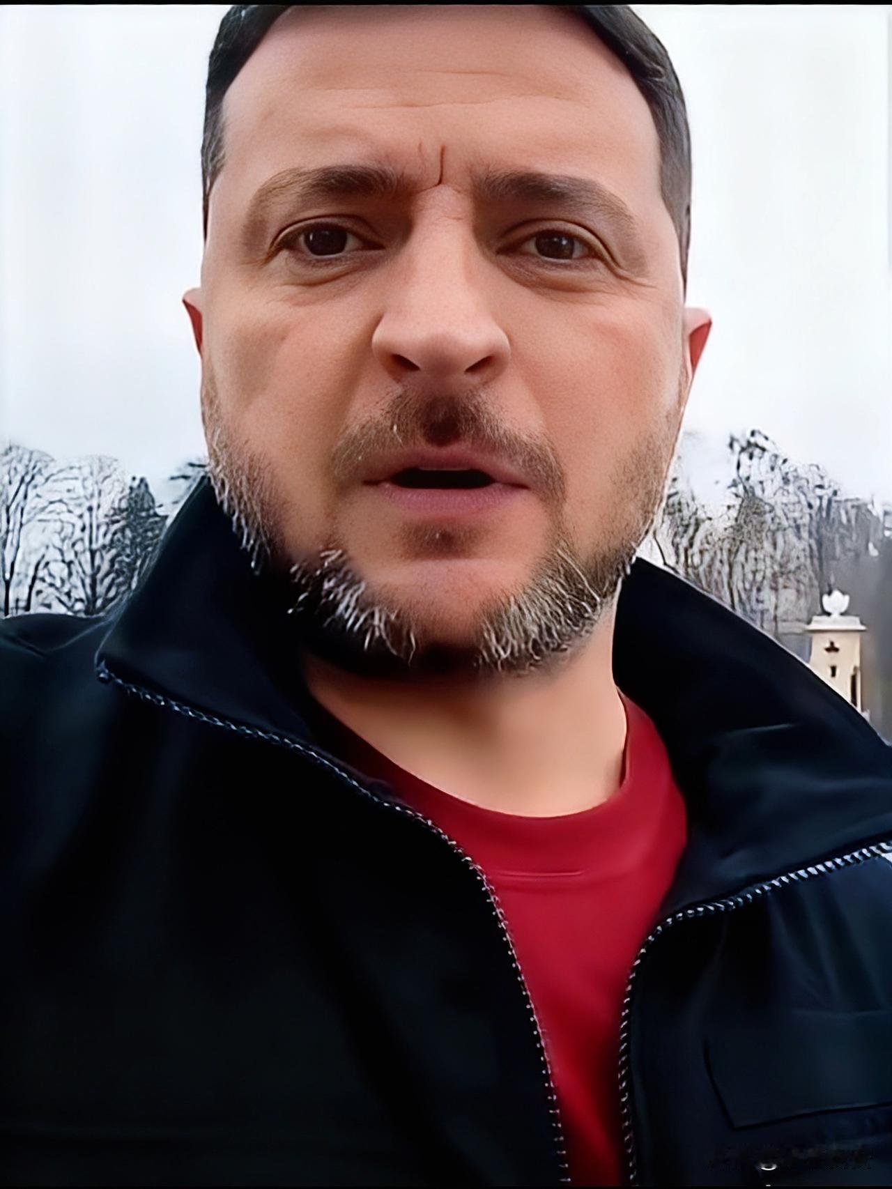 乌克兰空降部队日的这一天，泽连斯基收到了前线战士们送来的节日服装。

看着这身服