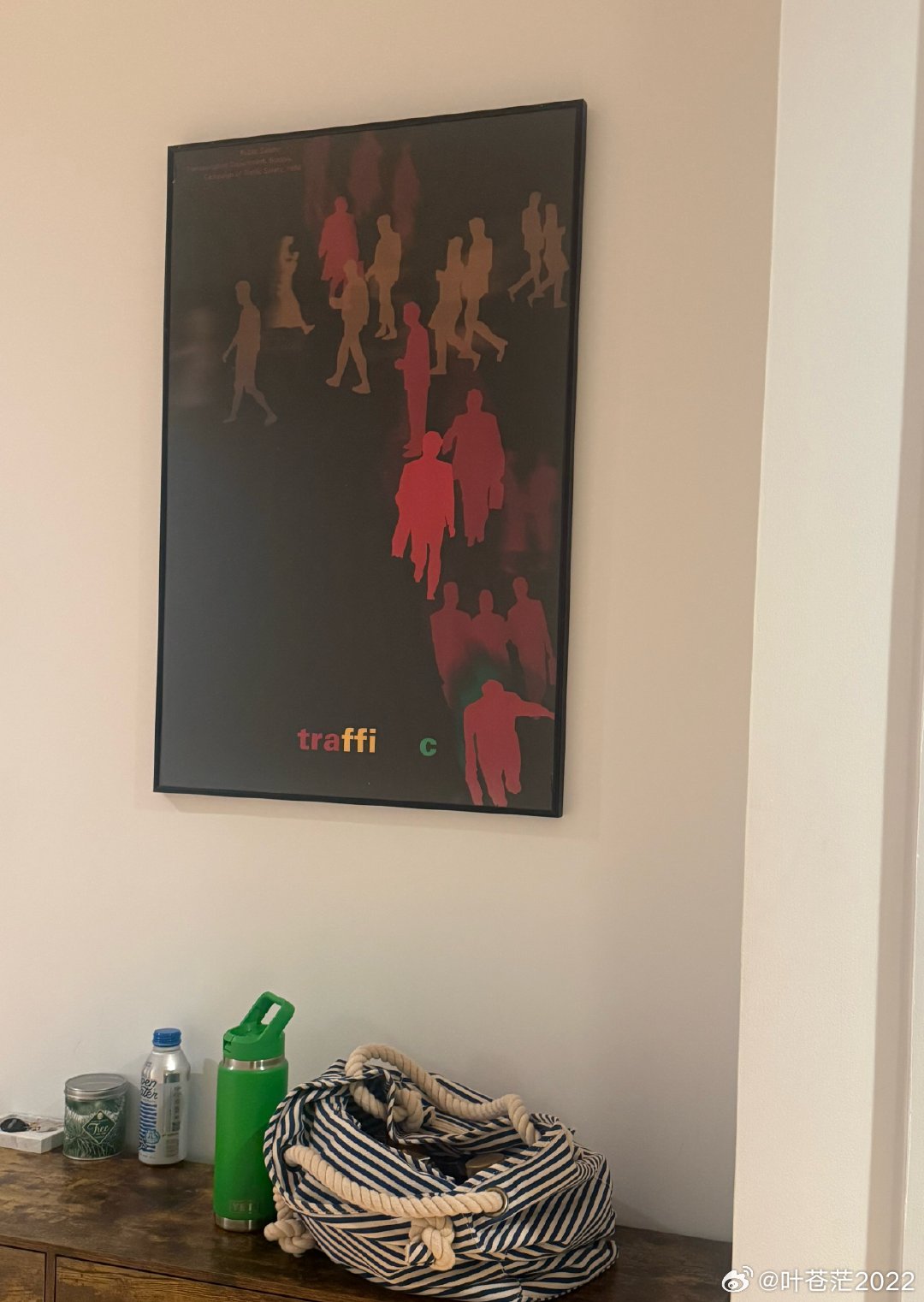 小同学公寓客厅挂着他老爸当年毕业展作品。 