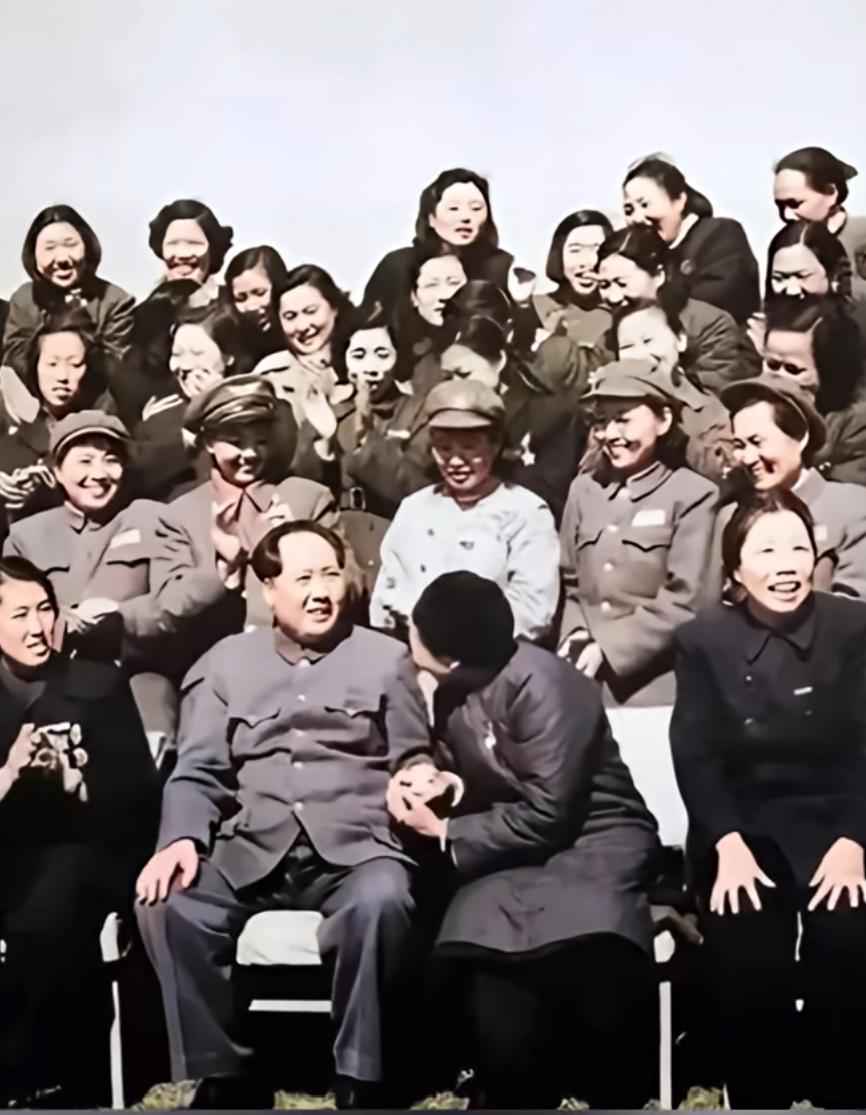 颖超等人的合影，都看看吧，这是一位英雄父亲对一位英雄母亲的敬意，他们有共同的悲伤