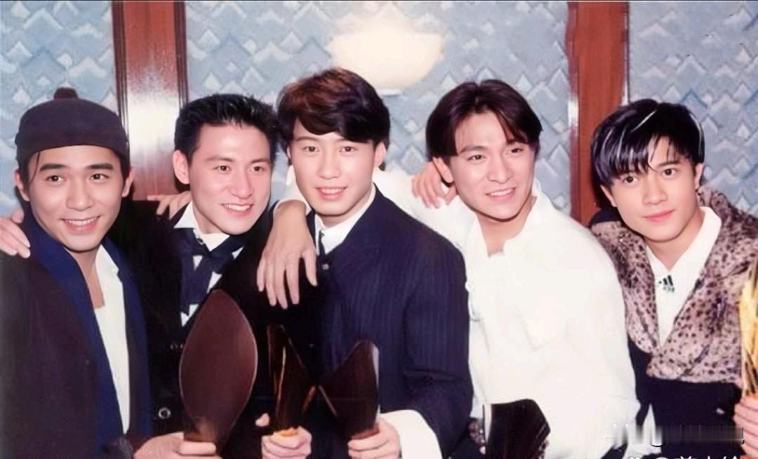90年代“四大天王”的一张珍贵合影照片。镜头中的五人互相搂在一起，笑容满面，一个