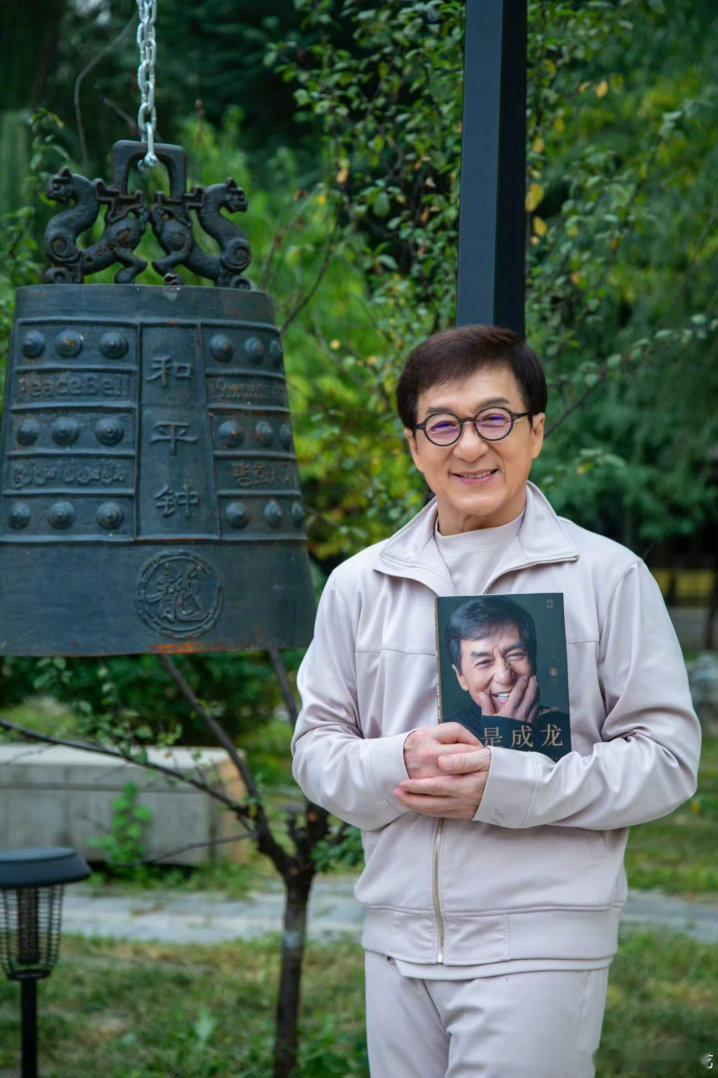 成龙亲了张杰成龙亲张杰侧脸前辈毫无保留的赏识，全都藏在告别时的吻面礼里，成龙大哥