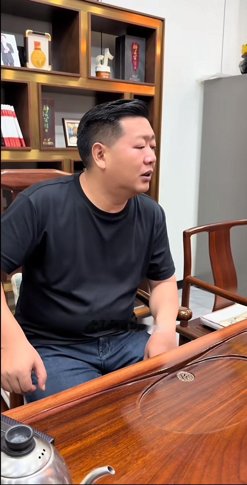 张大炮是真损呐，指桑骂槐有一套。他说最近他农场养的两条狗，长期吃外面打包回来的剩