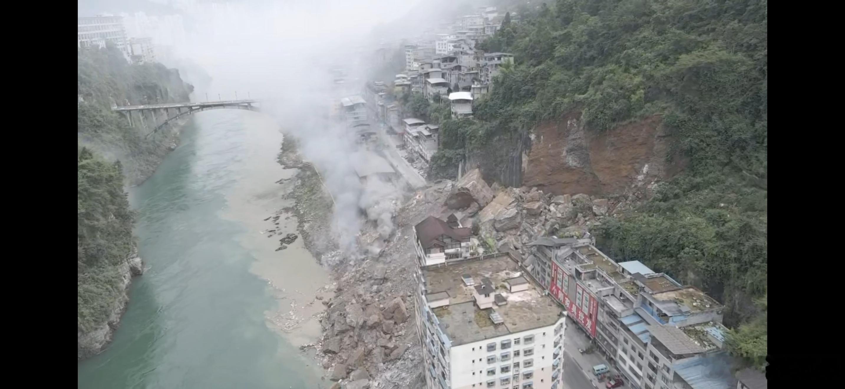 这山体滑崩塌太恐怖了…重庆彭水山体垮塌有人员被埋