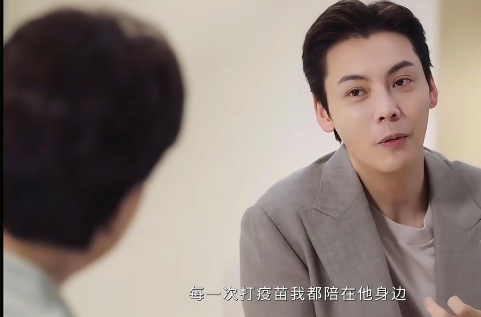 陈伟霆聊带娃日常，说:“每一次打疫苗，我都陪在他身边，每一次都是我带他打，针一进