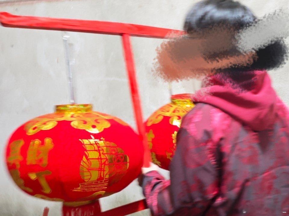 元宵节快乐。(又说了一遍)吃饱了吗。吃饱迎灯。。 甄嬛传  甄嬛不传 
