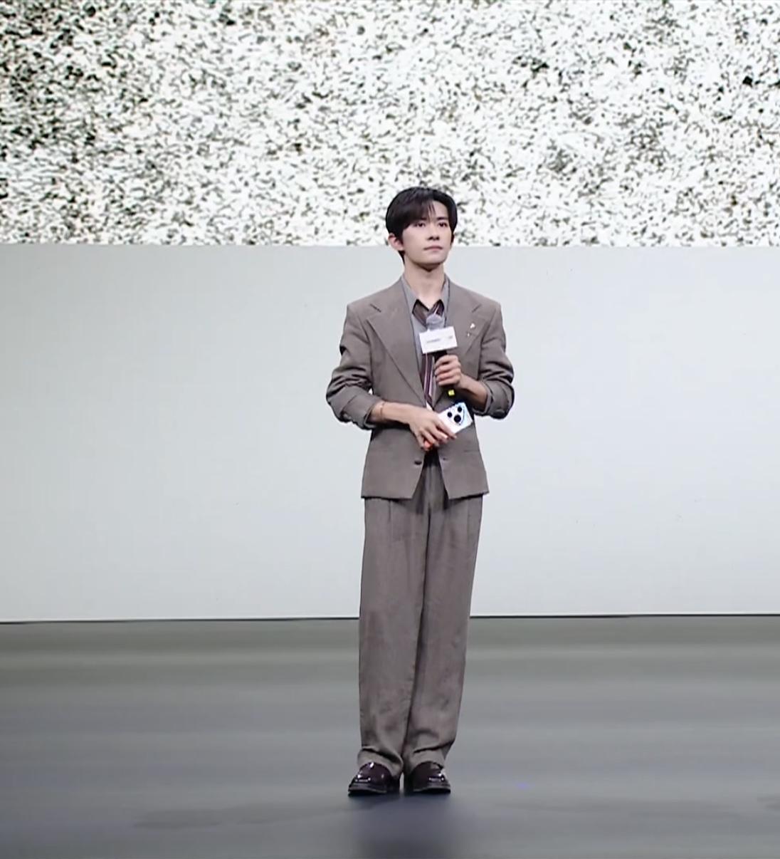 华为发布会上比余承东更有看点的男人来了～易烊千玺，手上这台HUAWEI Pura