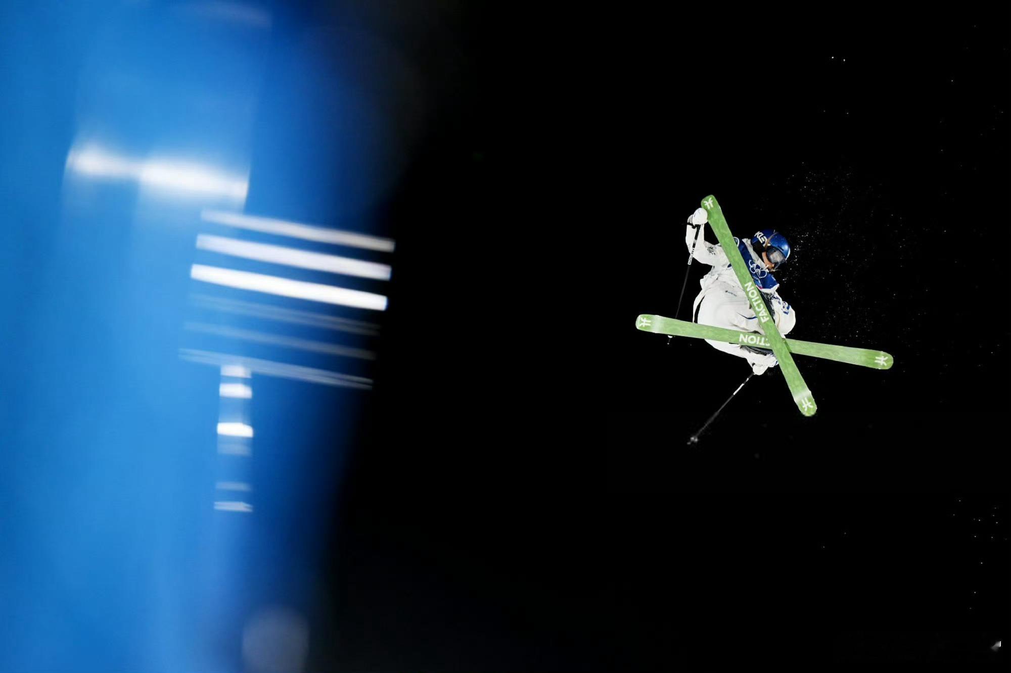 谷爱凌在米兰冬奥会自由式滑雪女子大跳台预赛以170.75的总分锁定决赛席。决赛将