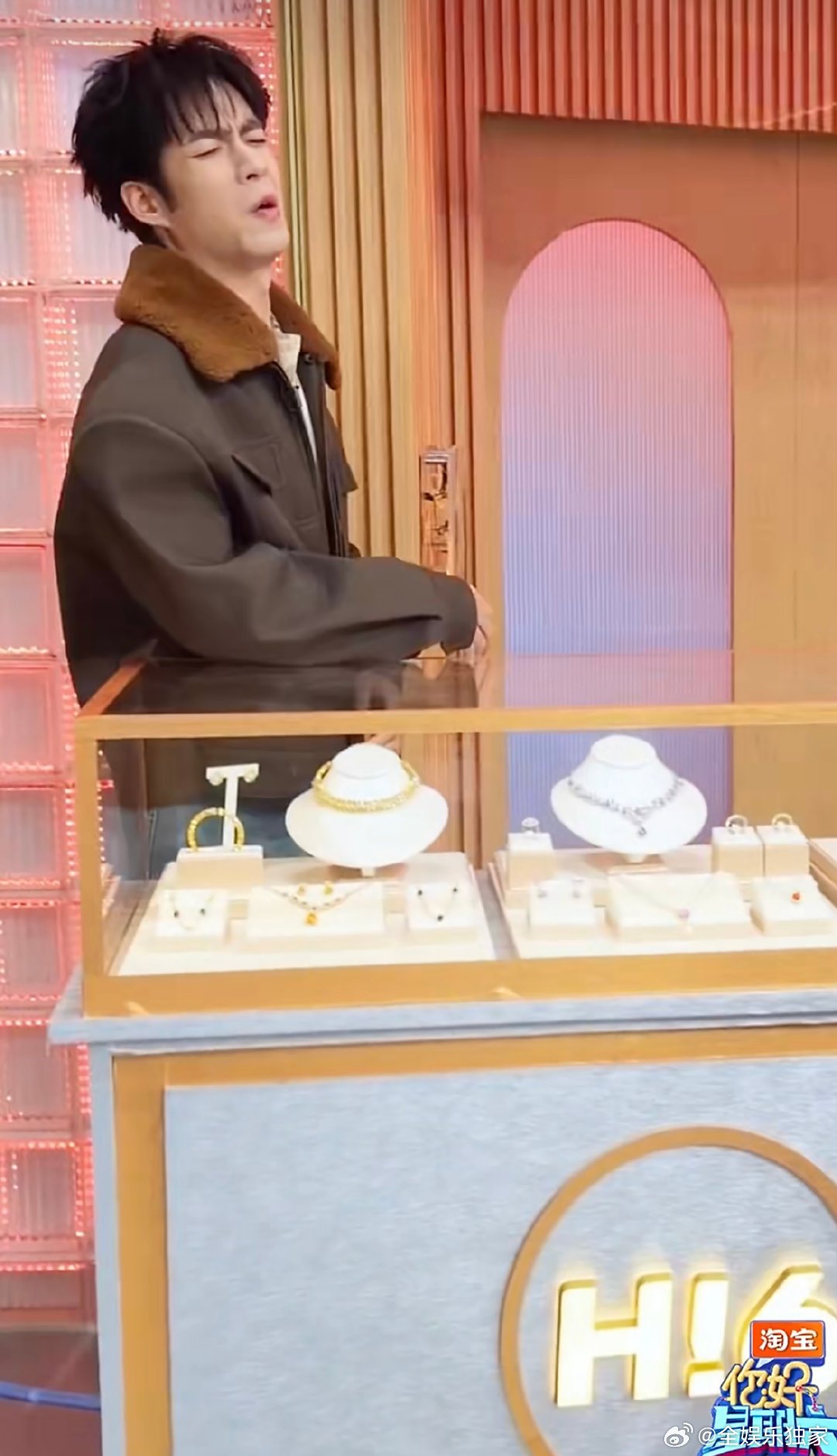 张颜齐人在心虚的时候总会装忙 张颜齐一被抓就开启装忙模式，试图用忙碌掩盖自己的心