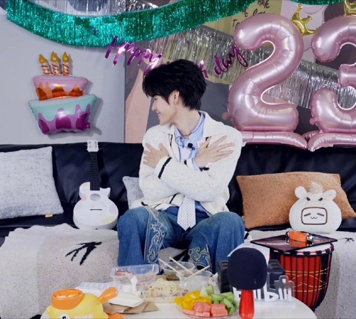 张真源直播主播小张上线！！今天23岁啦祝我们新的一岁生日快乐哇！吃播玩狗唱歌一次